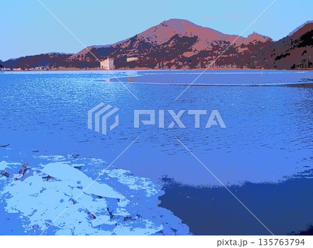 早朝の榛名湖の岸に打ち寄せられた氷と掃部ヶ岳（afr20260121063411） 135763794