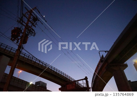 高速道路と三日月の風景 135764869