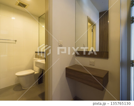 タイのコンドミニアム 鏡台・シャワールーム・トイレ タイのコンドミニアム 鏡台・シャワールーム・トイレ 135765130