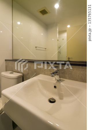 タイのコンドミニアム　シャワールーム・洗面台・トイレ 135765131