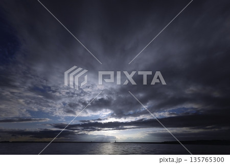 夕方の空と港・春・超広角・空主体・240312pm 夕方の空と港・春・超広角・空主体・240312pm 135765300