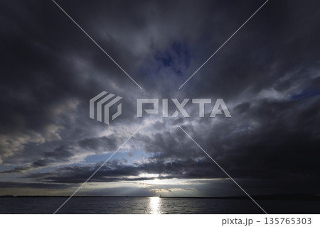 夕方の空と港・春・超広角・空主体・240312pm 135765303