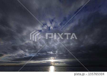 夕方の空と港・春・超広角・空主体・240312pm 135765304