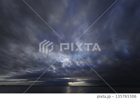 夕方の空と港・春・超広角・空主体・240312pm 135765306