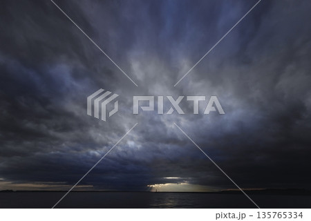 空と港の夕景・春・超広角・空主体・240312pm 135765334