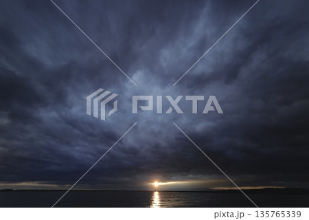 空と港の夕景・春・超広角・空主体・240312pm 135765339