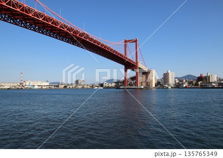 北九州市の洞海湾と若戸大橋 北九州市の洞海湾と若戸大橋 135765349