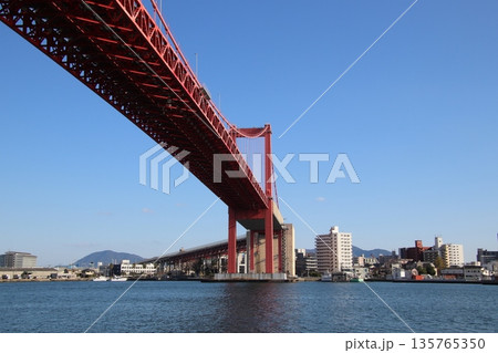 北九州市の洞海湾と若戸大橋 北九州市の洞海湾と若戸大橋 135765350