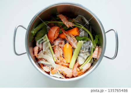 鍋で作る魚介のストック(フィッシュストック) 俯瞰撮影 135765486