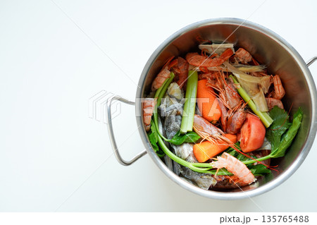 鍋で作る魚介のストック(フィッシュストック)  135765488