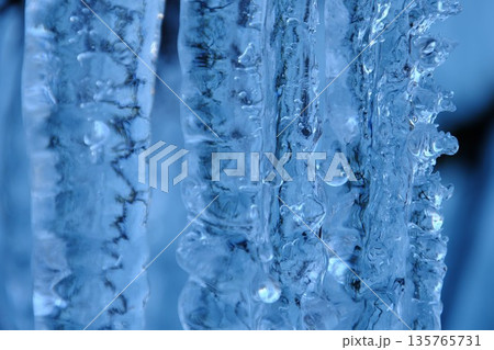 氷柱のクローズアップ 135765731