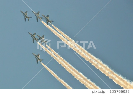 航空自衛隊のブルーインパルス 135766025