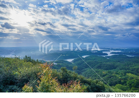 伊勢志摩・英虞湾の絶景 雲間から降り注ぐ天使の梯子(薄明光線)とリアス式海岸 伊勢志摩・英虞湾の絶景 雲間から降り注ぐ天使の梯子(薄明光線)とリアス式海岸 135766200