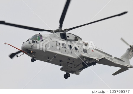 着陸するヘリコプター (MCH-101掃海・輸送ヘリコプター) 135766577