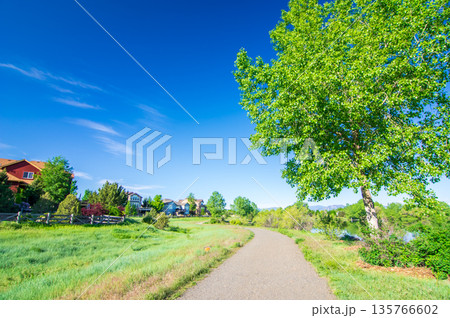 爽やかな風景《公園沿いの住宅》 135766602
