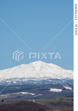 春の晴れた日の雪が残る丘陵と雪山 大雪山 春の晴れた日の雪が残る丘陵と雪山 大雪山 135766968