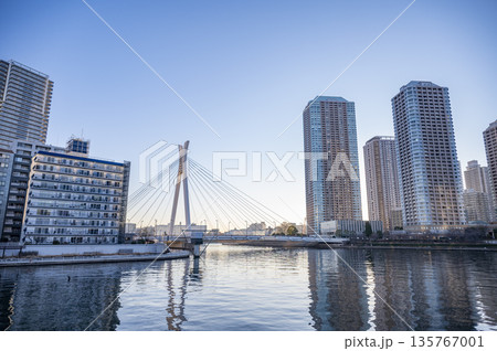 隅田川に架かる佃大橋と高層マンション群 135767001