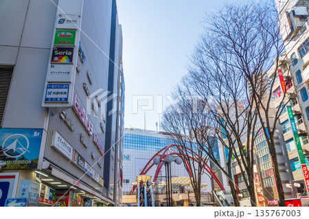 東京都の都市風景 立川駅北口大通り 東京都の都市風景 立川駅北口大通り 135767003