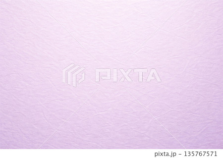 やわらかなラベンダーの濃淡が美しい和紙の風合い背景 135767571