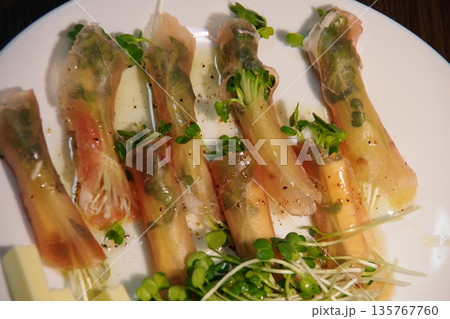 おいしい生ハムとチーズ 135767760