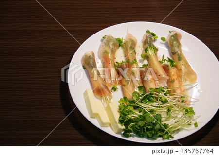 とても美味しい生ハムとチーズ 135767764