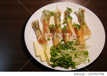 とても美味しい生ハムとチーズ 135767766