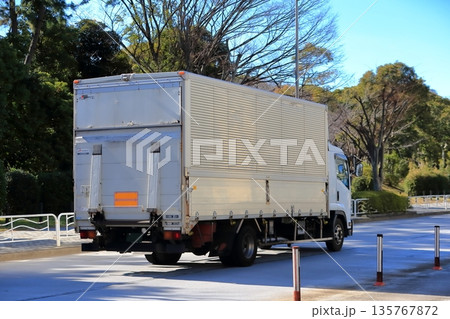 物流トラック 135767872