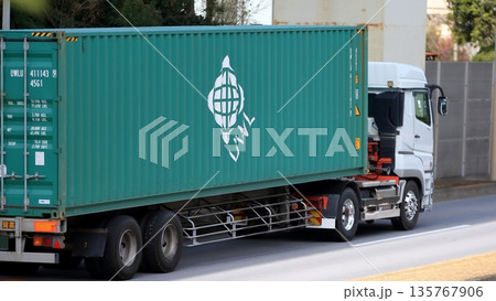 トレーラートラック 135767906