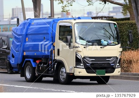 塵芥車（ゴミ収集車） 135767929