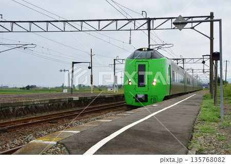 JR北海道函館本線　光珠内駅の風景(2023年夏) 135768082