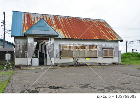 JR北海道函館本線 光珠内駅の風景(2023年夏) JR北海道函館本線 光珠内駅の風景(2023年夏) 135768088
