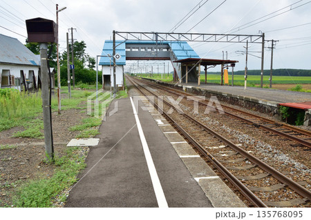 JR北海道函館本線　光珠内駅の風景(2023年夏) 135768095