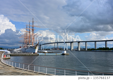 初代海王丸と新湊大橋 135768137