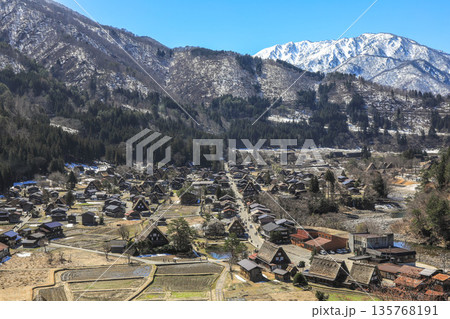 雪の残る早春の白川郷 雪の残る早春の白川郷 135768191