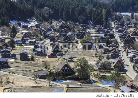 雪の残る早春の白川郷 135768195