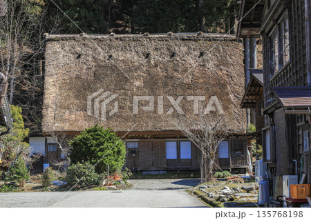 雪の残る早春の白川郷 135768198