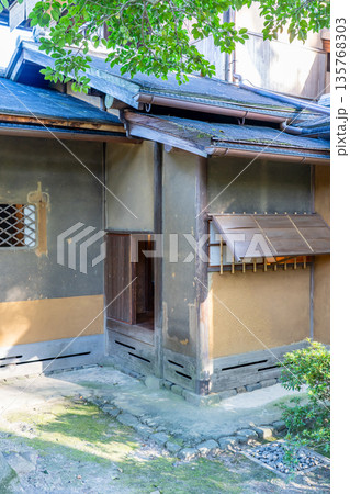 拾翠亭の外観(京都御苑内の公家九条家遺構の茶室)茶会や歌会に利用 拾翠亭の外観(京都御苑内の公家九条家遺構の茶室)茶会や歌会に利用 135768303