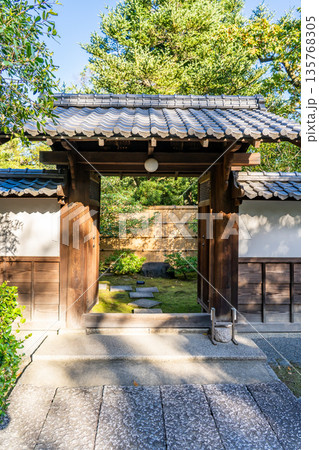 拾翠亭の門(京都御苑内の公家九条家遺構の茶室)茶会や歌会に利用 拾翠亭の門(京都御苑内の公家九条家遺構の茶室)茶会や歌会に利用 135768305