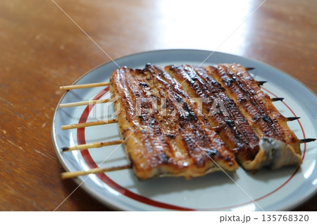 ウナギのかば焼き ウナギのかば焼き 135768320