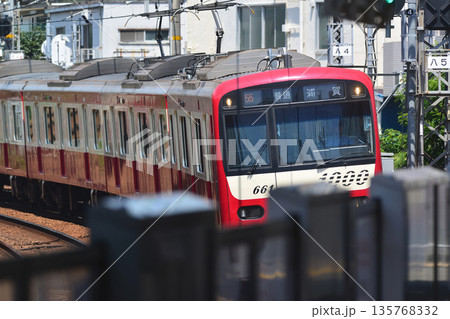 2020年8月8日、神奈川県横浜市。おなじみの京急線の電車がホームを猛スピードで通過する。 135768332