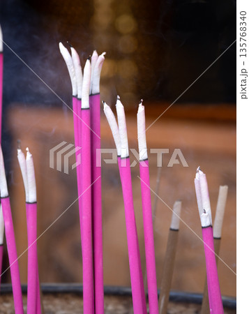 横浜中華街・媽祖廟に供えられたピンクの線香 神奈川県 横浜中華街・媽祖廟に供えられたピンクの線香 神奈川県 135768340