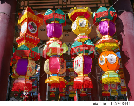横浜中華街・山下町公園の東屋と春節の飾り 横浜中華街・山下町公園の東屋と春節の飾り 135768446