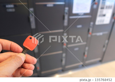 駅のコインロッカーと鍵 135768452