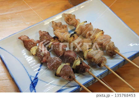 北海道道央の玉ねぎを挟んだ鶏皮と砂肝の塩焼き鳥 北海道道央の玉ねぎを挟んだ鶏皮と砂肝の塩焼き鳥 135768453