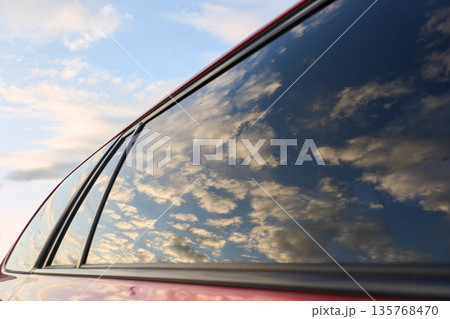 車の窓に映る美しい夕景と黄金色の雲 135768470