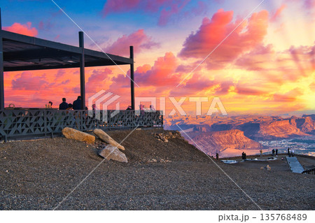 ハラットビューポイントからの溶岩クレーターの夕景 135768489