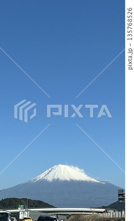 高速道路、富士山 新東名 高速道路、富士山 新東名 135768526