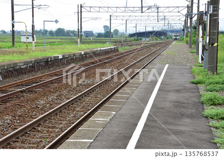 JR北海道函館本線の光珠内駅から岩見沢駅までの普通列車の風景(2023年夏曇り空) 135768537