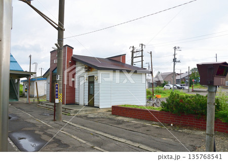 JR北海道函館本線の光珠内駅から岩見沢駅までの普通列車の風景(2023年夏曇り空) 135768541