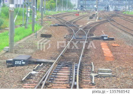 JR北海道函館本線の光珠内駅から岩見沢駅までの普通列車の風景(2023年夏曇り空) 135768542